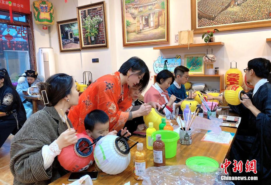 兩岸青年在福建平潭穿漢服、畫燈籠迎新春
