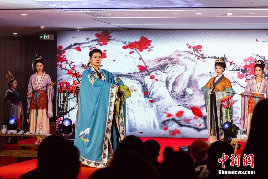 兩岸青年在福建平潭穿漢服、畫燈籠迎新春