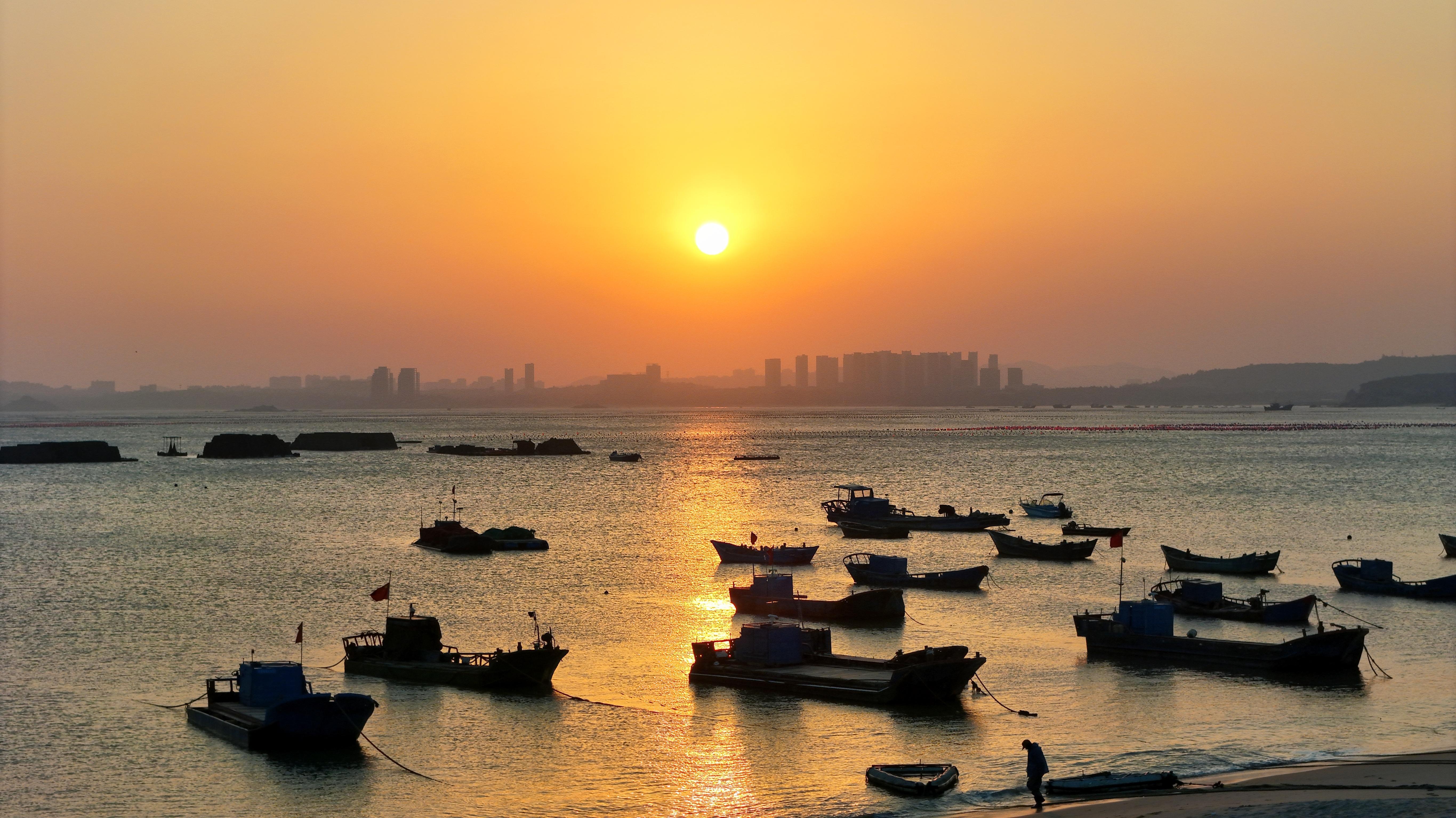 夕陽(yáng)下，聆聽(tīng)裕藩村的海語(yǔ)